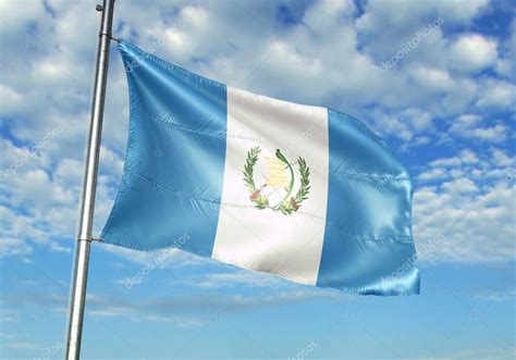Bandera De Guatemala Ondeando Sobre Asta De La Bandera Con Cielo Sobre