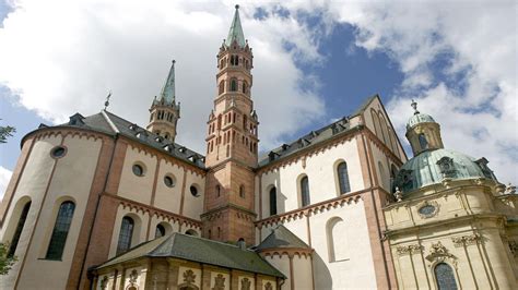 Der mutmaßliche täter sei mit einem „glatten durchschuss niedergestreckt worden, aber. Massive Sparmaßnahmen im Bistum Würzburg erwartet | BR24