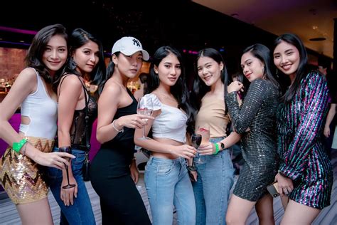 girls gone wild at woobar w bangkok siam2nite japanese women japanese girl women