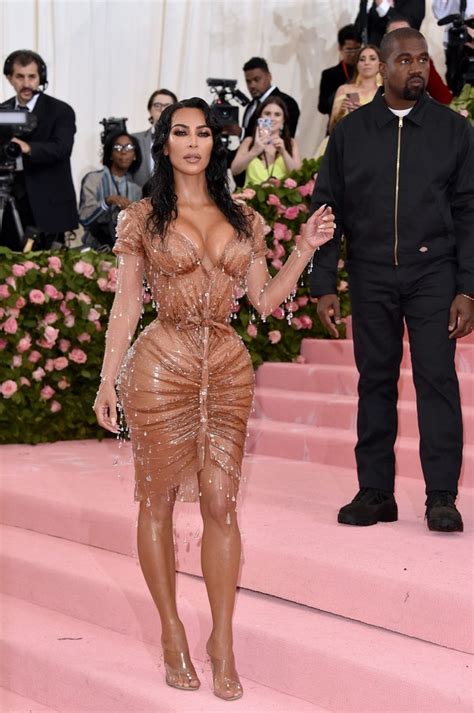 Kim Kardashian Troca De Look E Impressiona Por Decote Ousado Em After
