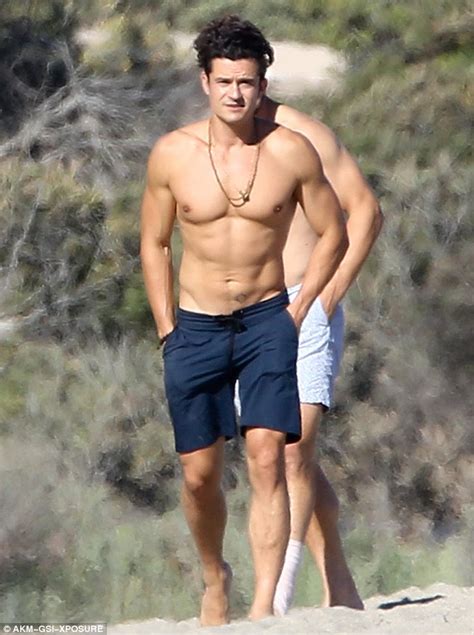 Shirtless Orlando Bloom Hangs Out With Pals In Malibu Daily Mail Online