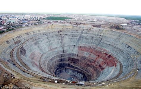 بالصور ما سر هذه الحفرة الضخمة في روسيا صحيفة المرصد