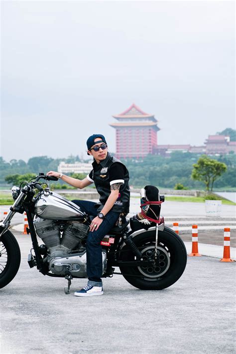 3 pair motorcycle riding glasses padding goggles uv protection dustproof windproof motorcycle sunglasses with clear smoke yellow lens for outdoor sports actives. Gavin riding Harley-Davidson wearing G-SHOCK GA-120TR