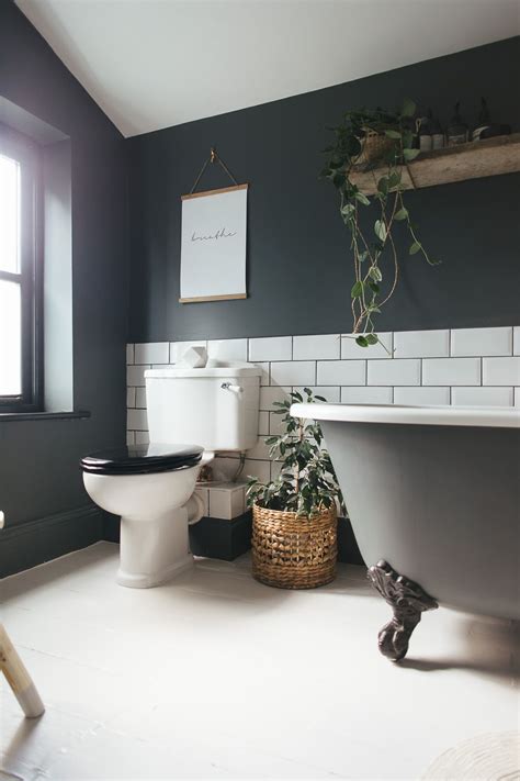 From neutrals to moody tones and vibrants pops, you'll find a small bathroom paint color idea to inspire your weekend home project (because small space = less painting time so you can really do it. Choosing a light or dark bathroom colour scheme for a ...