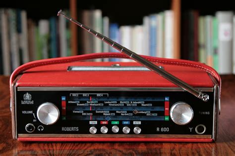 ROBERTS R600 RED RETRO TRANSISTOR RADIO - Radio Retro