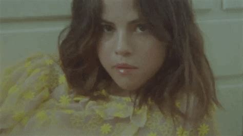 Selena Gomez ecco perché mangia il sapone nel video di Fetish News