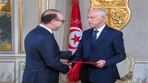وكان الغنوشي يعلق على تصريحات كثيرة للرئيس قيس سعيد خلال زيارته الى باريس ، قال فيها ان السلطة القائمة في طرابلس تقوم على شرعية دولية ولكن هذه الشرعية الدولي لا. تونس: حكومة الفخفاخ قد تولد رغم الصعوبات