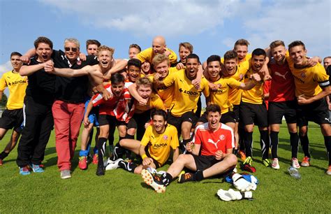 Behält die zustände des benutzers bei allen seitenanfragen bei. Fortuna Düsseldorf 1895: Fortunas U17 feiert Bundesliga ...
