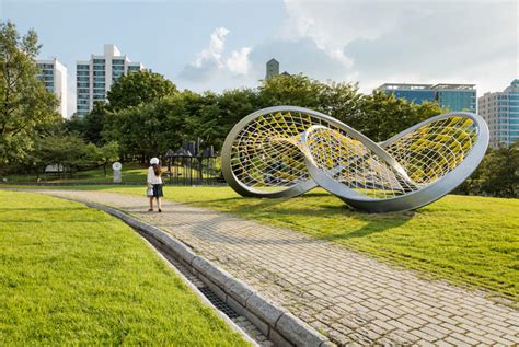 A Twisted Trefoil Knot Sculpture Has Arrived In This Urban Park