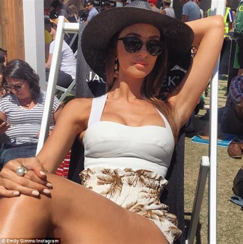 The Bachelors Emily Simms Strips Off For A Sultry Selfie Daily Mail Online