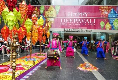 Other deepavali practices in malaysia include: How Diwali Is Celebrated All Over The World - Indiatimes.com