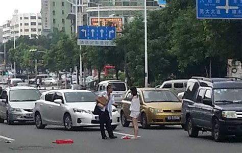 China Fighting Couple Stops Traffic With Naked Striptease In Middle Of Road PHOTOS