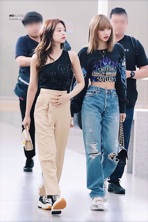 Jennie And Lisa Stil Kıyafetler Moda Stilleri 90lar Kıyafeti
