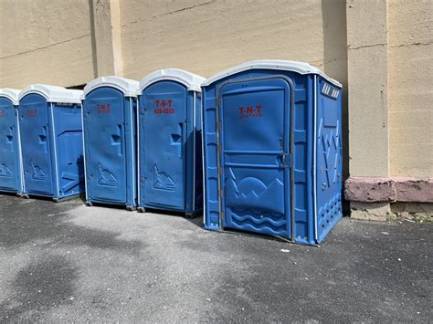 This Porta Potty Absoluteunits