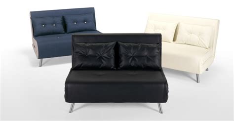 Die multifunktionalen sofas können auf zwei weisen zum bett umfunktioniert werden: Ein kleines Sofa für eine kleine Wohnung