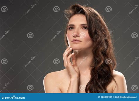 Schöne Nackte Junge Frau Mit Dem Brunette Haar Stockbild Bild Von