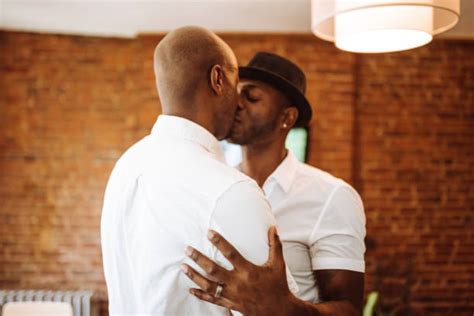 280 Gay Black Men Kissing Photos Taleaux Et Images Libre De Droits Istock