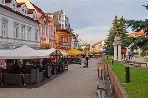 Slovakia (slovensko) is a landlocked country in central europe with a population of over five million, bordering the czech republic and austria in the west, poland in the north, the ukraine in the east, and hungary in the south. Ett större Europa: Poprad - Slovakien