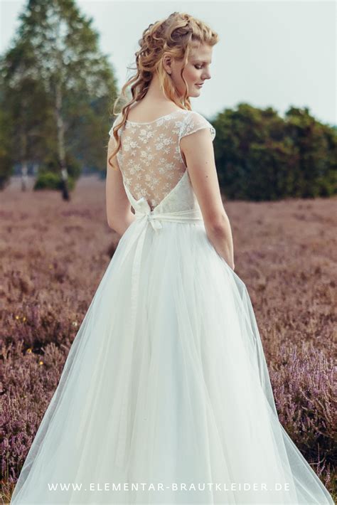 Schlichtes hochzeitskleid aus moderner grafischer spitze im top und spitzenborte im rückenausschnitt. PURE & VINTAGE Brautkleider Kollektion zarte Vintage ...