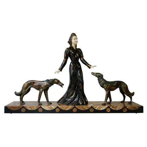 Sculpture Art Déco En Bronze Et Marbre Dune Femme Avec Des Lévriers