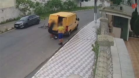 Vídeo Bandidos rendem carteiro e roubam mercadorias e até uniforme