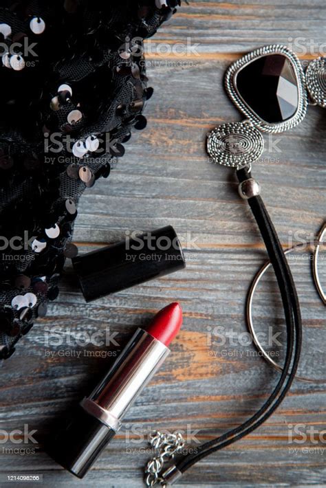 여자 물건 용 파티 빨강과 검정 패션 세련된 세트 0명에 대한 스톡 사진 및 기타 이미지 0명 개인 장식품 개체 그룹