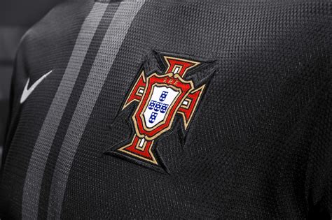 Bandeira de portugal bandeira portuguesa benfica wallpaper seleção de portugal portugal a seleção portuguesa vai receber a grécia no dia 31 de maio de 2014 para uma partida amistosa de. Portugal 13/14 Nike Away Shirt Released! - Footy Headlines