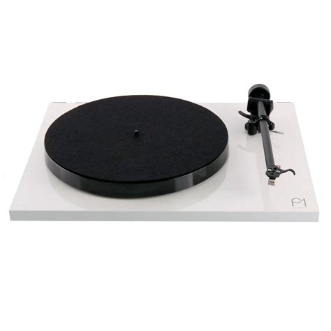 Rega Planar 1 Turntable With Rb110 Tonearm And Carbon Cartridge