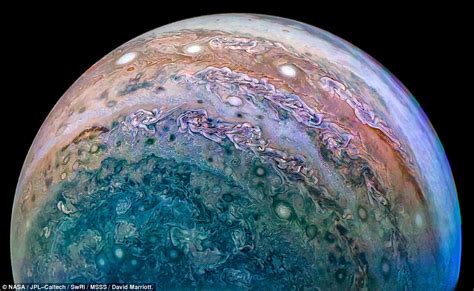 Nasas Juno Probe Captures Stunning Image Of Jupiter Daily Mail Online