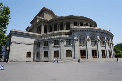 Includes information on armenian genocide, documents, photos, research and a virtual tour. Erevan, ville française en Arménie - Been Around The Globe