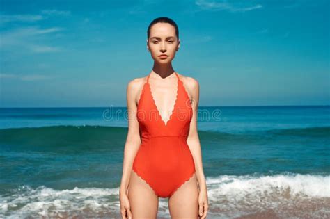 Sch Ne Sexy Frau In Der Roten Badebekleidung Auf Dem Strand Stockfoto