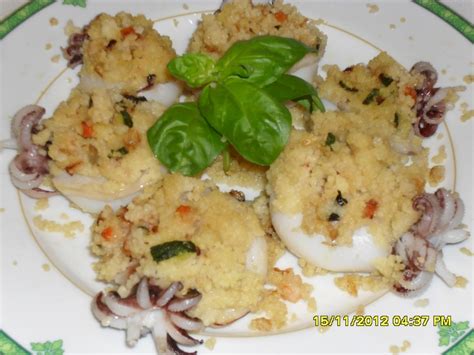 Trasferite il composto in una tasca da pasticciere con la bocchetta grande e riempite le seppioline, quindi richiudetele bene con stecchini di. Le Ricette di Simona: SEPPIOLINE RIPIENE CON COUS COUS