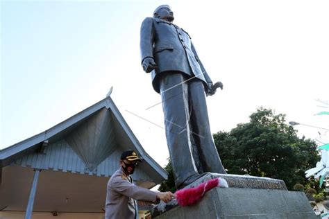 Polisi Bersihkan Makam Presiden Soekarno Dan Museum Istana Gebang