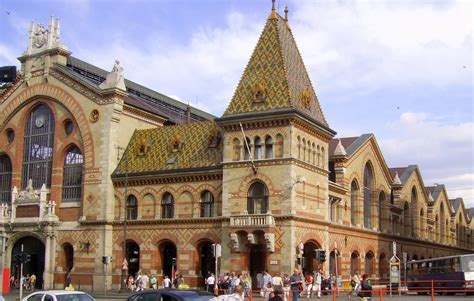 You can find everything you need to know about budapest on the city's official tourist website. Die große Markthalle von Budapest