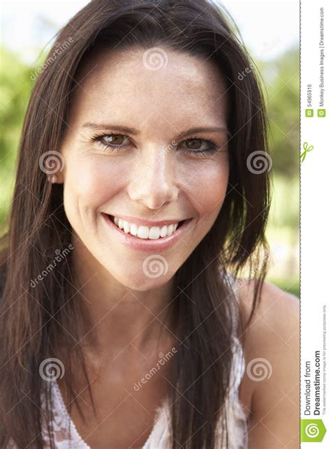 retrato principal e dos ombros da mulher de sorriso foto de stock imagem de fêmea câmara