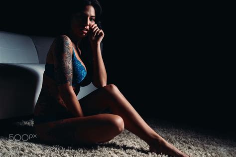 Fondos De Pantalla Mujer 500 Px Modelo Sentado Fotografía Sofá Tatuaje Moda Lencería