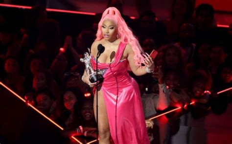 Nicki Minaj Laat Nieuwe Borsten Zien Na Operatie Hot Jamz Urban Radio