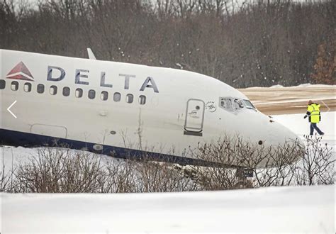 A Boeing 717 Delta Air Lines Went Off The Runway In Pittsburgh Photo