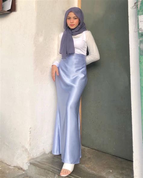 ootd jilbab dengan rok satin high waist yang biat kaki kelihatan jenjang dzargon