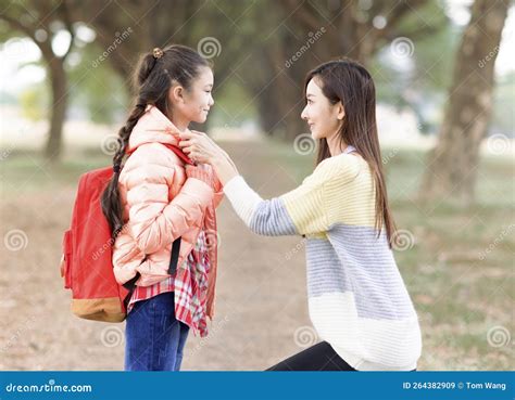 Madre Consolando A Su Hija En El Primer Día De Escuela Imagen De