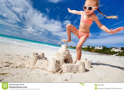 Kleines Mädchen Das Am Strand Spielt Stockbild Bild Von Zerquetschen