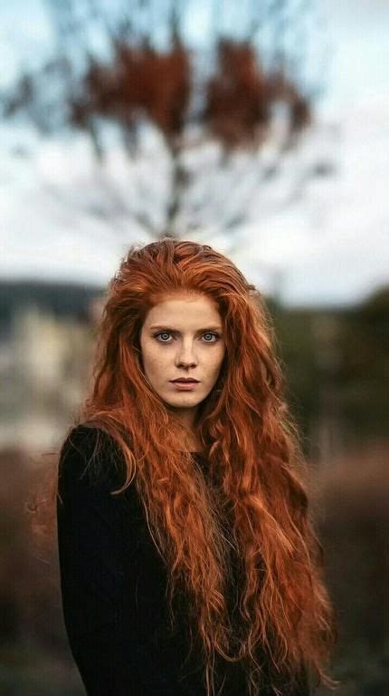 model mit roten haaren sommersprossen porträt ginger hair color red hair woman long red hair