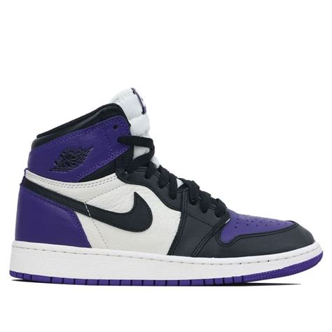 The air jordan 1 retro high og court purple comes with a color scheme that consists of court purple on the toe box, ankle, heel, tongue tag, and the rubber outsole, while the rest of the leather upper is done in black and white with finishing details being black swoosh logos, white. 2020的Nike Air Jordan 1 Retro High OG GS
