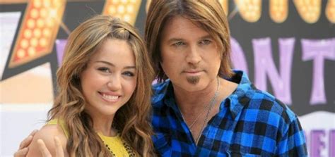 El Padre De Miley Cyrus Asegura Que Sigue Siendo Su Pequeña