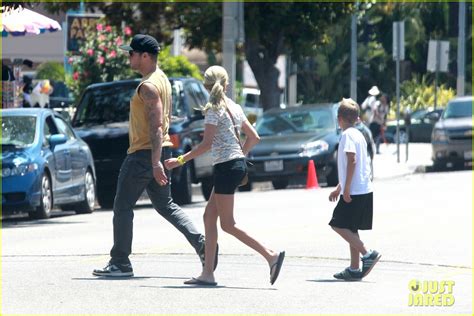 Ryan Phillippe Roscoes Chicken With Ava And Deacon Photo 2699372 Ava Phillippe Celebrity