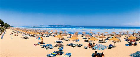 Just 492 feet from the spectacular beaches of alcudia, this hotel features an outdoor pool where you can enjoy a cocktail in the shade of the gardens' palm trees. Iberostar Alcudia Park | Bahia de Alcudia | lastminute.com
