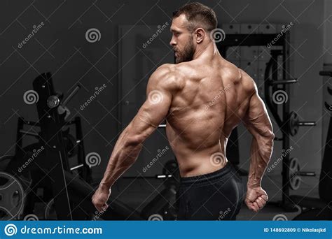 Hombre Muscular De La Vista Posterior Que Muestra Detr S Los M Sculos