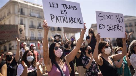 Una Protesta Feminista Critica La Ley Trans Al Grito De ¡irene Montero Dimisión