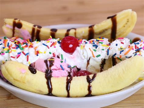 Try hanging the bunch from a specially made banana tree or a hook, or hang the bunch from the side. 4 formas de hacer un banana split - wikiHow