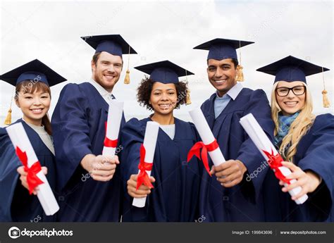 Para desarrollar habilidades de algebra, aritmética, geometría, trigonometría; estudiantes felices en juntas de mortero con diplomas ...
